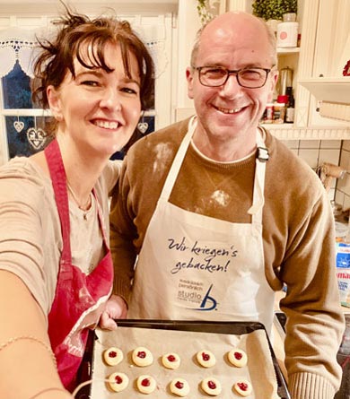 Portrait Tina und Martin Bürgener in der Küche beim Backen